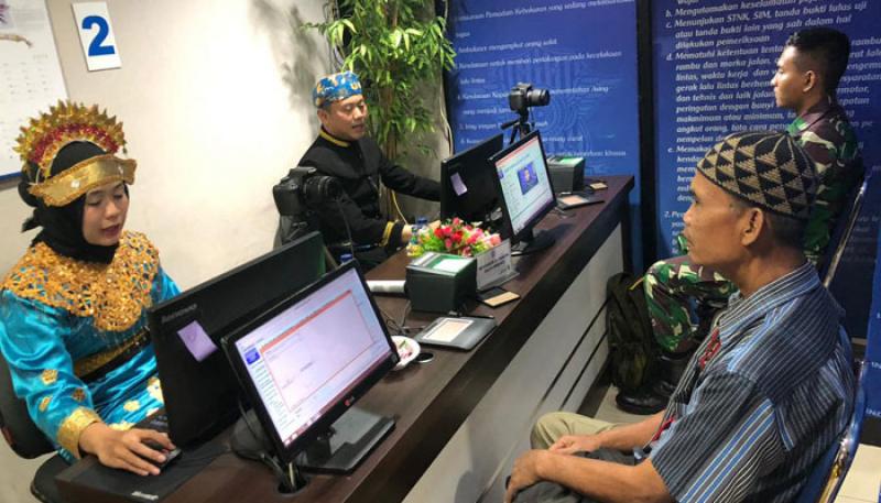 Gunakan Baju Adat, Satlantas Depok Layani dan Gratiskan Pembuatan SIM