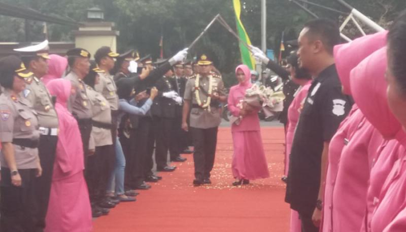 Kapolresta Depok AKBP Azis Andriansyah Disambut Dengan Pedang Pora