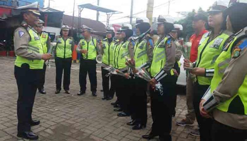 Operasi Keselamatan Jaya, Polisi Bagi-bagi Bunga dan Stiker