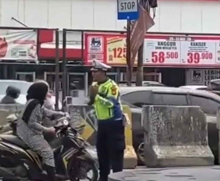 Viral! Sikap Sabar Anggota Satlantas Polres Metro Depok Hadapi Pemotor Lawan Arus Banjir Pujian Warganet