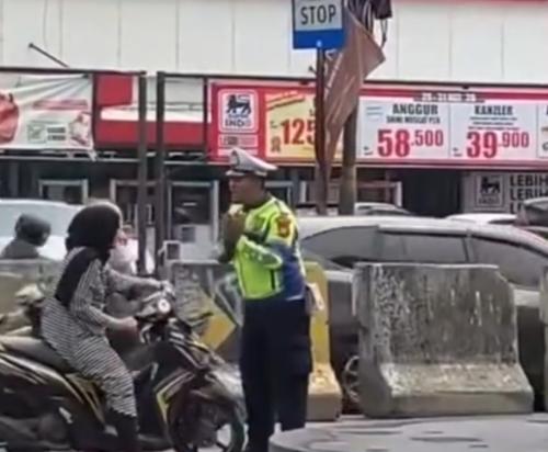 Viral! Sikap Sabar Anggota Satlantas Polres Metro Depok Hadapi Pemotor Lawan Arus Banjir Pujian Warganet